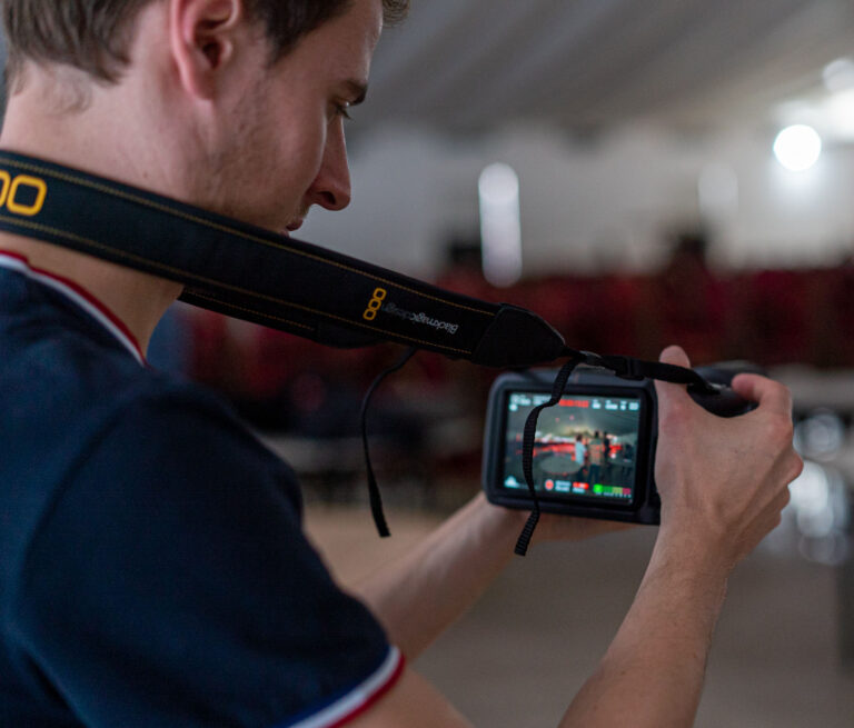 Réalisateur vidéo freelance au cadrage sur tournage institutionnel