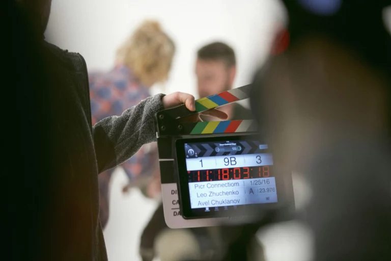 Vidéaste réalisant un film institutionnel