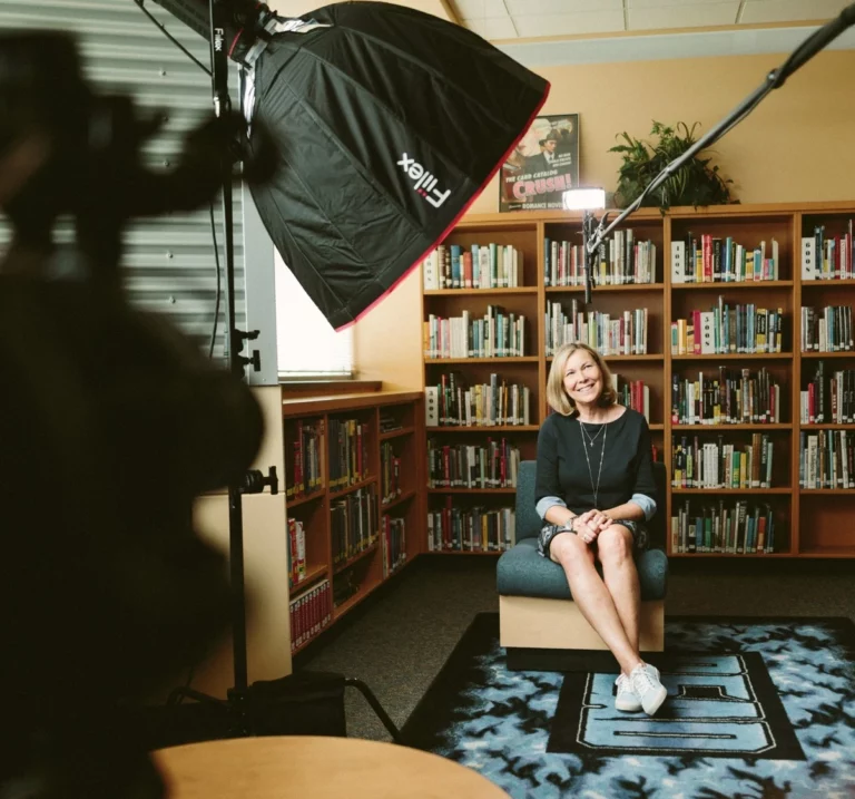 Réalisateur vidéo freelance dirigeant une interview corporate